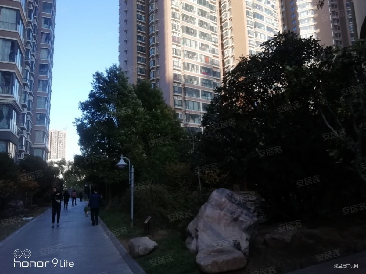 滨河北路 富地蓝泊湾 居住密度低 南北通透 精装修 电梯房