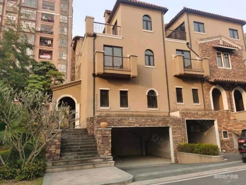 中信香樟墅 联排别墅 325平方 带两个车库 420万