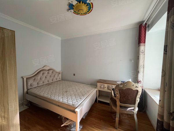 青岛黄岛薛家岛海信凤凰金岸海信凤凰金岸 精装套二  家具家电齐全 自