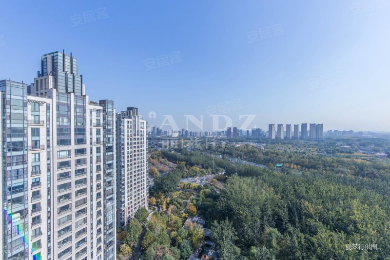 裘马都五居室,双层设计,北向可烧烤,南向可种花.