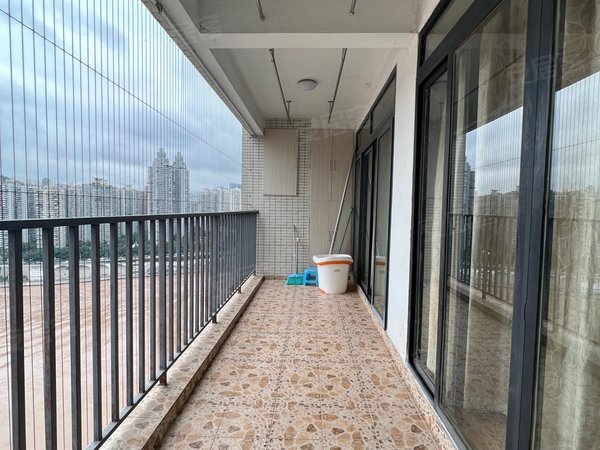 重庆江北大石坝东海岸一线江景 大三室 超大阳台 出租 九成新房 家电