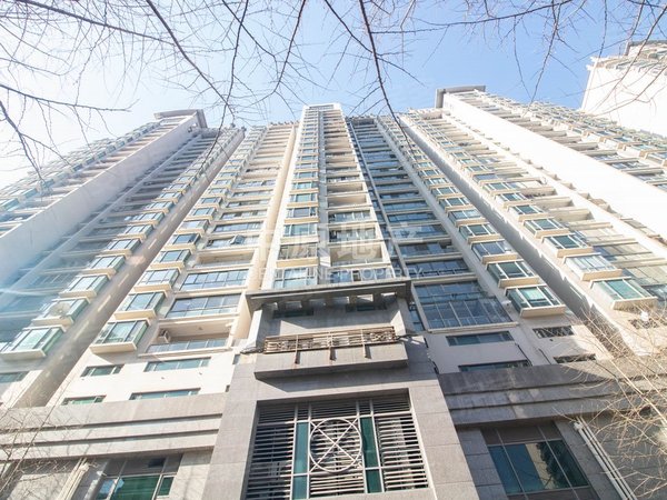 上海徐汇徐家汇兆丰帝景苑主卧朝南,小区中心位置,采光充足,中式风格