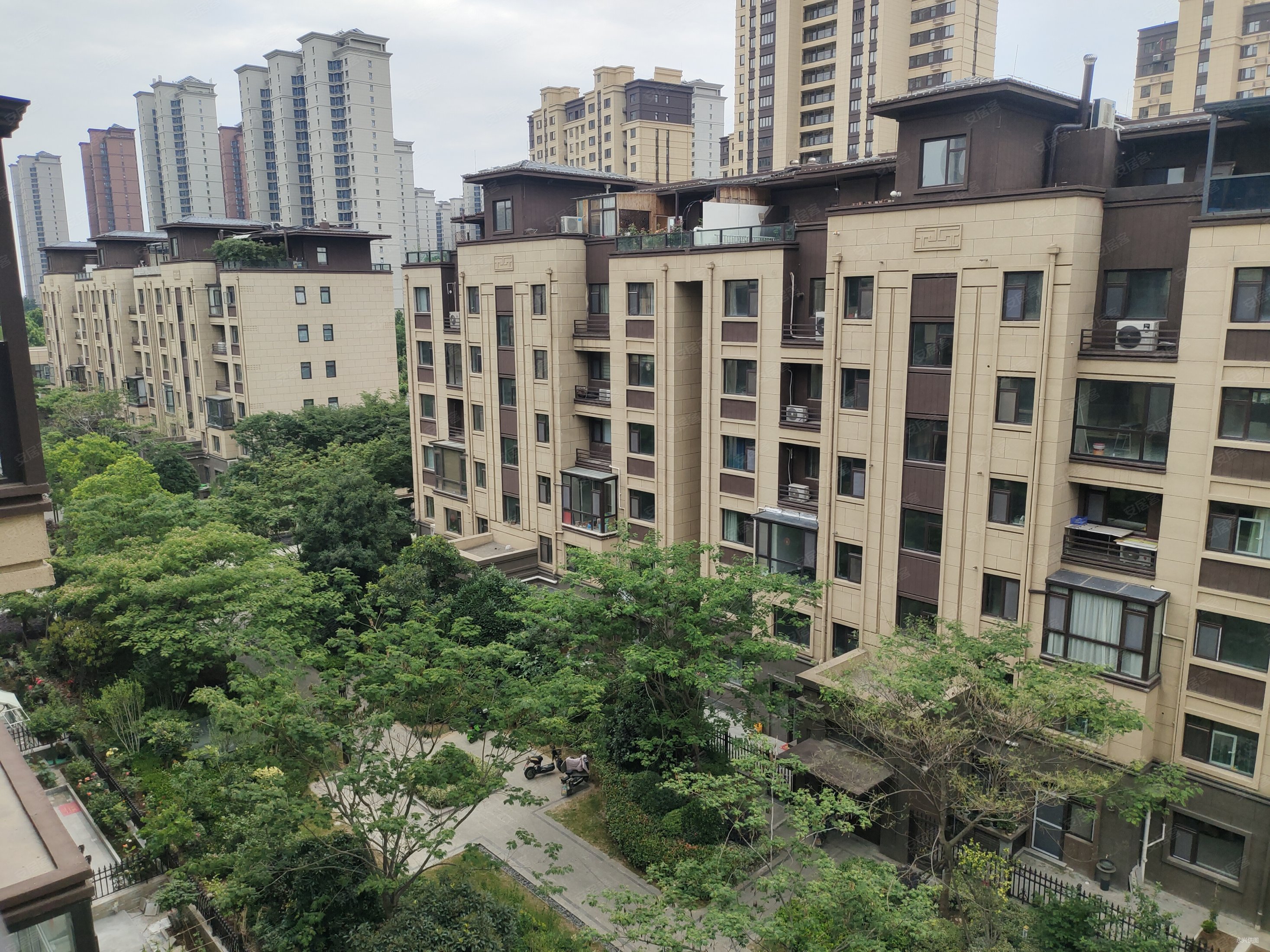 鸿鑫御景洋房顶富带超大露台证满二