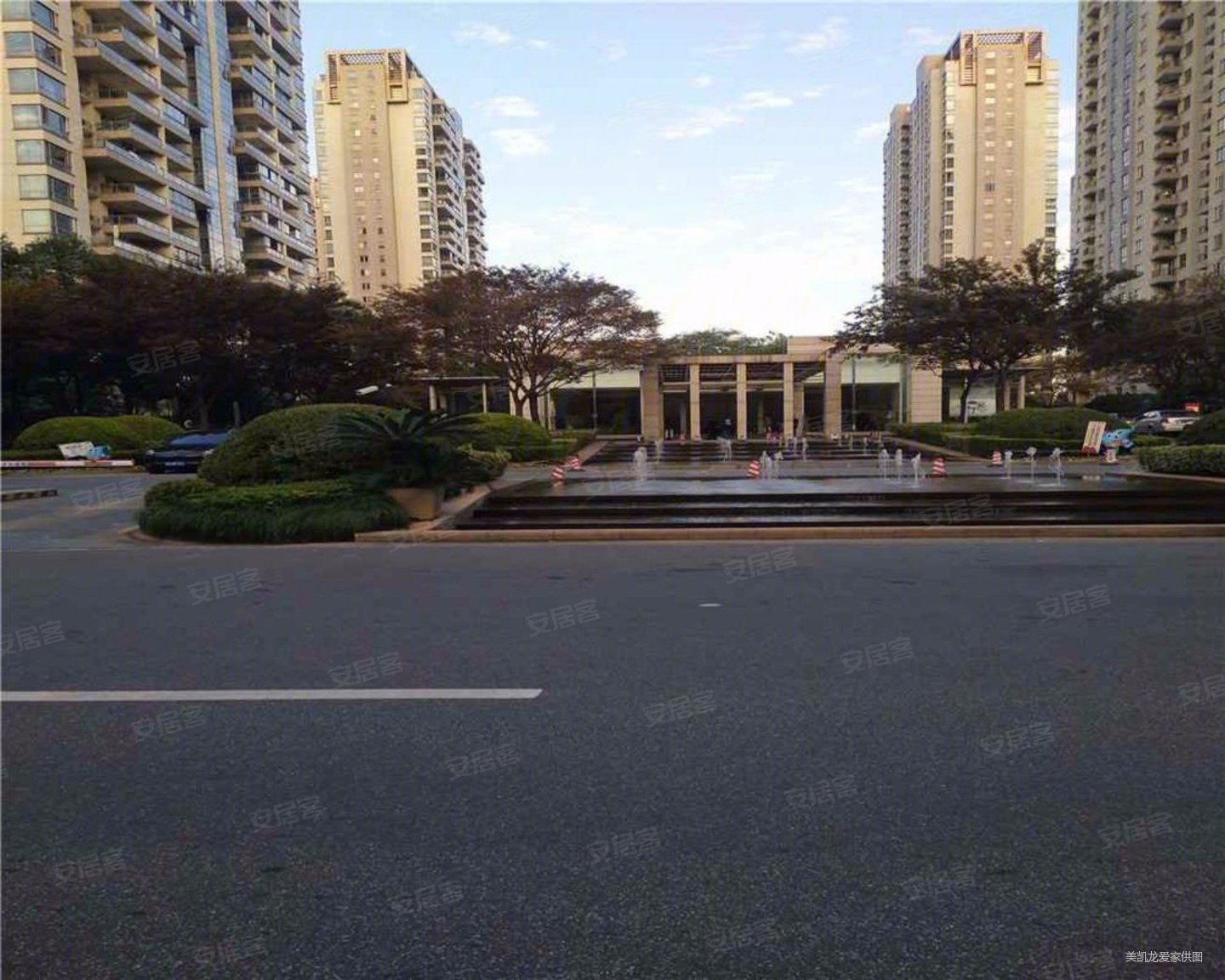 新出笋盘,满五免个税,南北通飞机户型,有车位,中高区景观,仁恒河滨城(