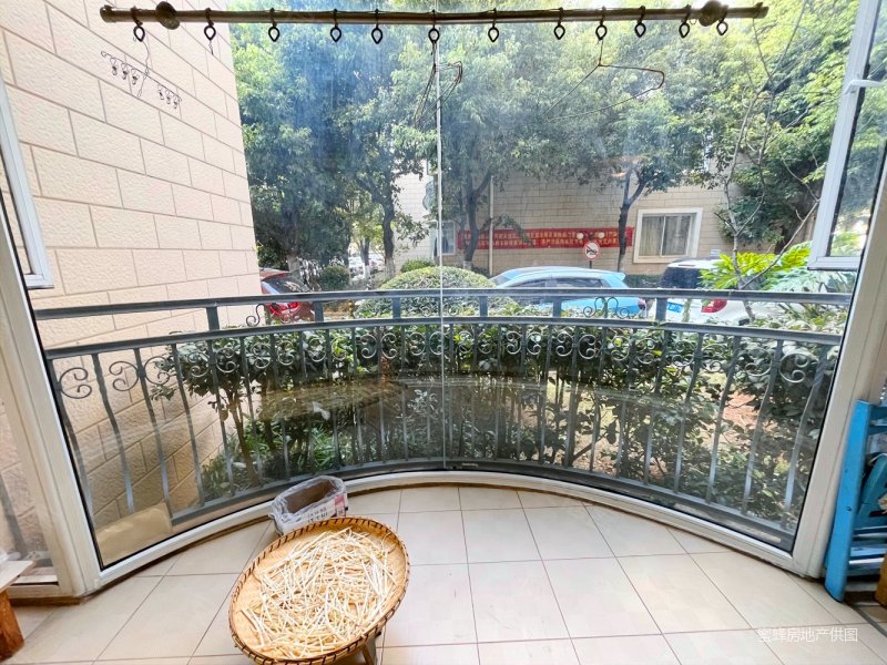 穿金路边云波小区1楼大三室户型方正可贷款随时看房