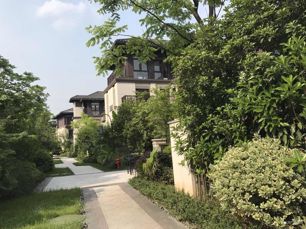 莱蒙水榭山4室3厅4卫256㎡南900万