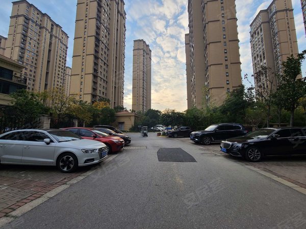 无锡惠山堰桥嘉利华府庄园(十区)实拍 地铁口华府庄园 精装三房 随时