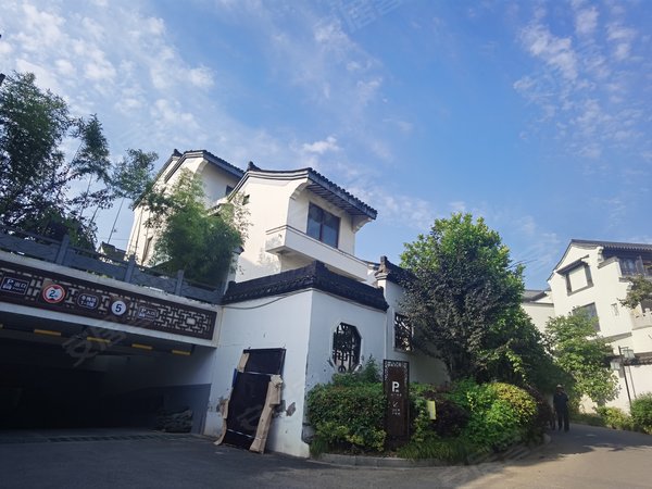 杭州富阳银湖九龙一号中式联排别墅,拎包入住,野生动物园旁边,双车位