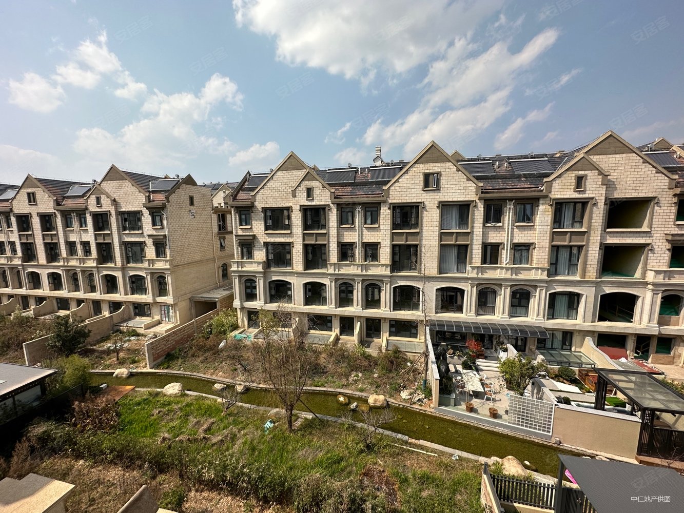 俊发滇池one9组团伯克郡(别墅)5室2厅4卫218㎡南北550万