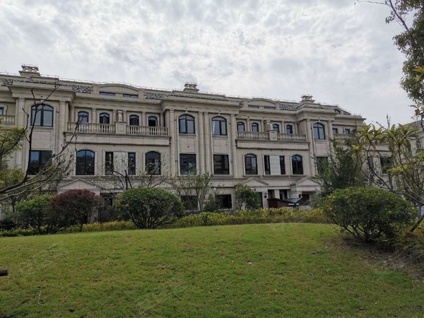 上海松江松江大学城九龙仓兰宫法式联排别墅,沿河景花园,豪华装修