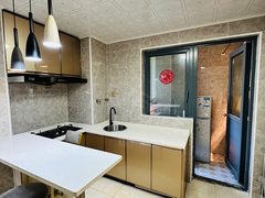 芦恒路地铁口50米 燃气厨房 卫生间干湿分离 现在特价出租