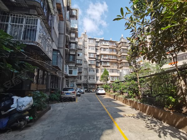 昆明西山船房片区王家坝小区环城西路与气象路交叉口 大两室两厅 全
