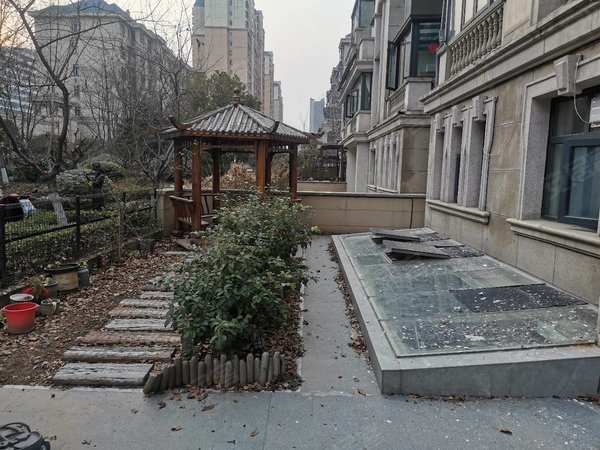 许昌魏都魏都城区鹿鸣湖壹号首府精装洋房一楼带院带下沉,有车库车位