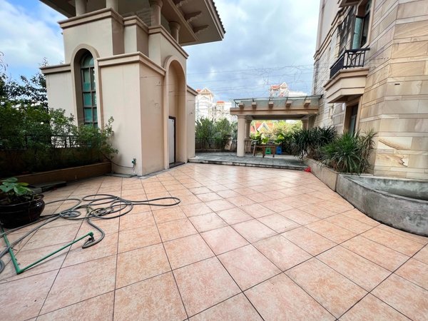 南宁青秀东盟商务盛天华府商务区 盛天地楼上 精装三房 带有大露台