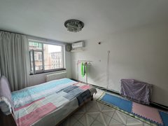 龙江南里一室家电齐全 能洗澡 有空调月租700包取暖有空调
