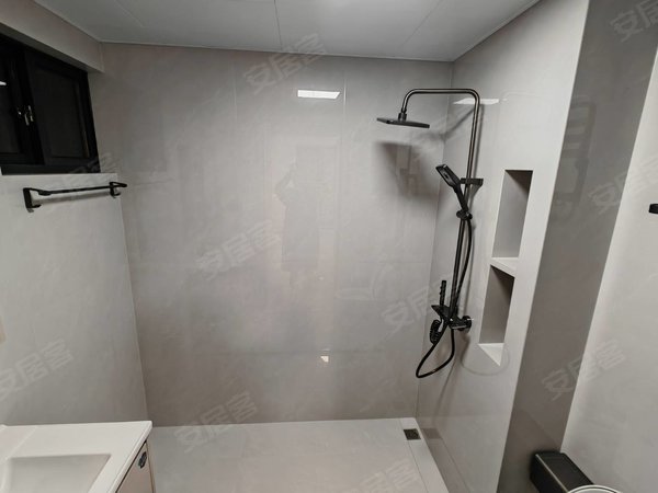 金华东阳东阳市中心朝阳大众华府您没看错 精装修4室 出租。全新家具 真的很靓眼出租房源真实图片