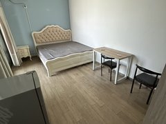苏州吴江城北新湖明珠城 香湖苑主卧带阳台 一线湖景 无中Jie 费出租房源真实图片