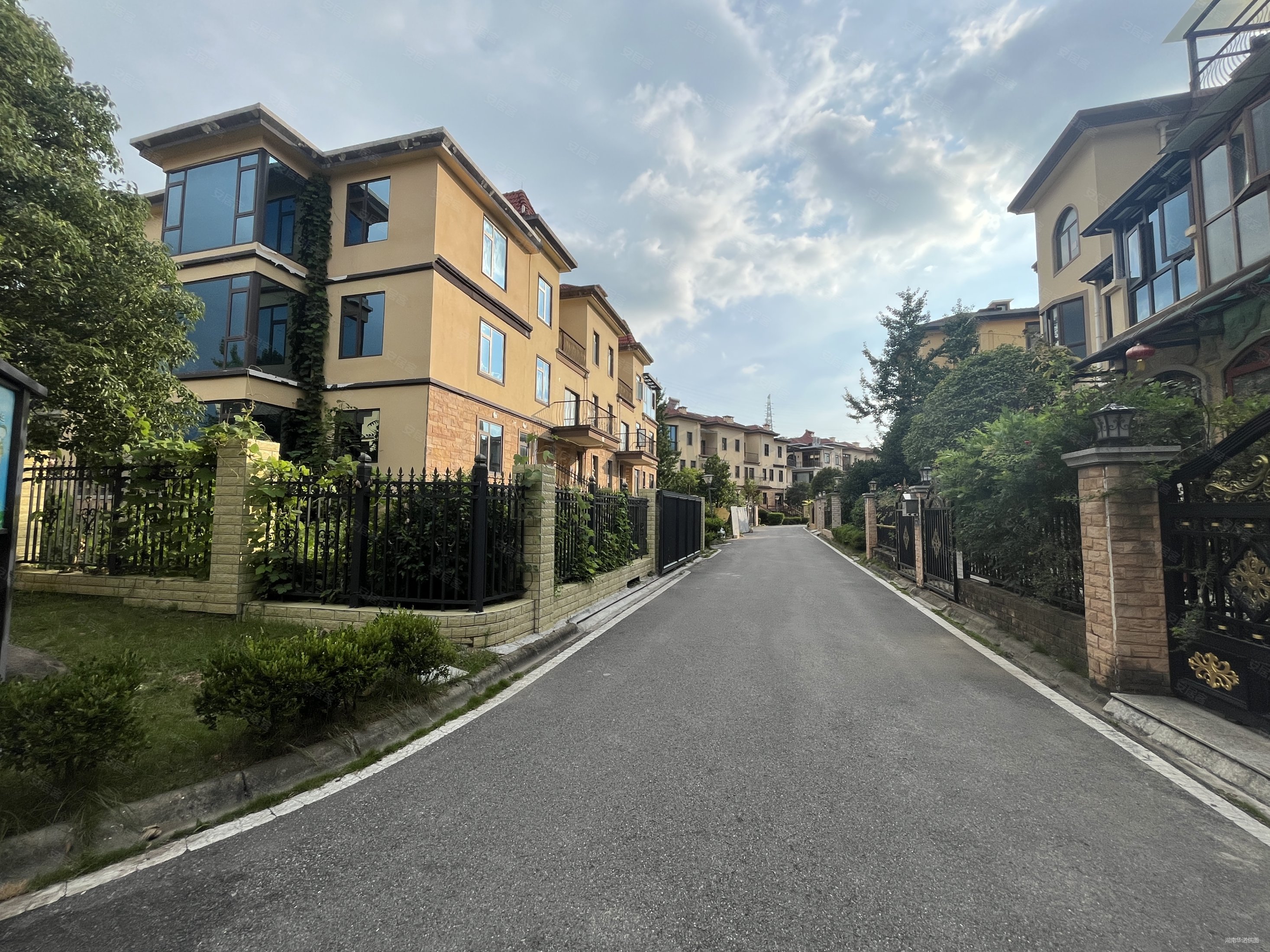 九龙领仕汇(别墅)5室2厅3卫229.38㎡南北400万