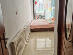 鹤岗南山鹤岗矿务局职工大学九州壹佰嘉超市附近1楼50平,有热水器,冰箱押一付一600.出租房源真实图片