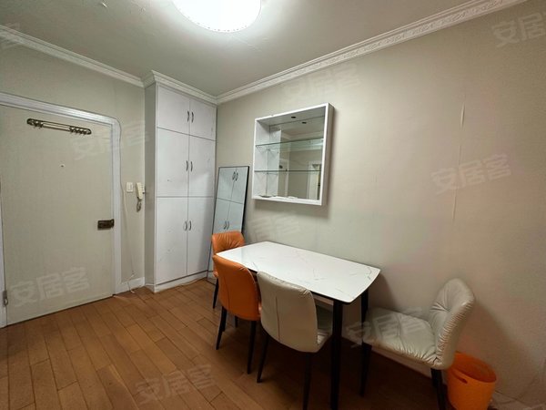 杭州拱墅潮鸣米兰公寓庆春路,两房朝南一样大,楼梯五楼 户型方正,合租