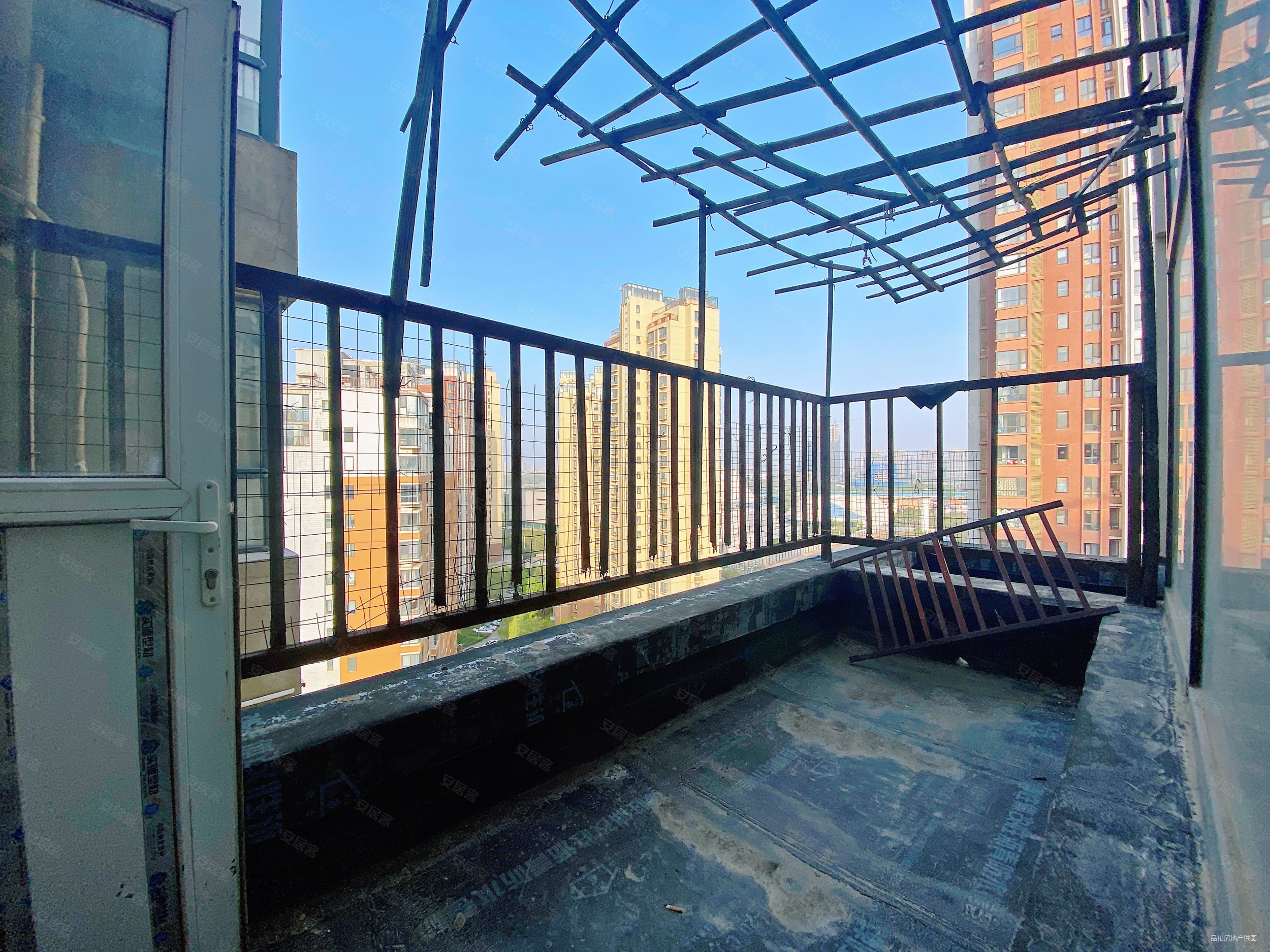 浐灞半岛a10小区 顶跃大复式 送露台 位置安静 采光好急售