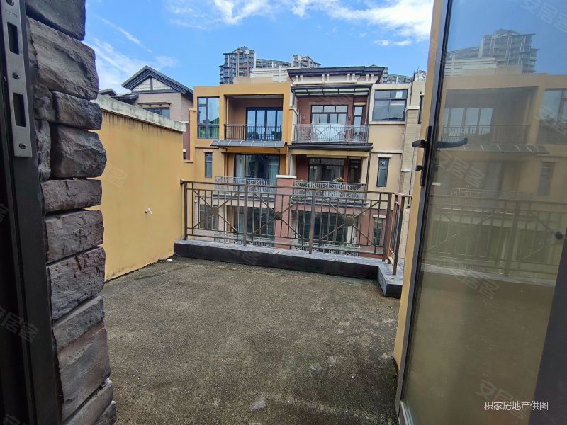 东莞南站旁保利林语花园别墅上下四层首付只需80个