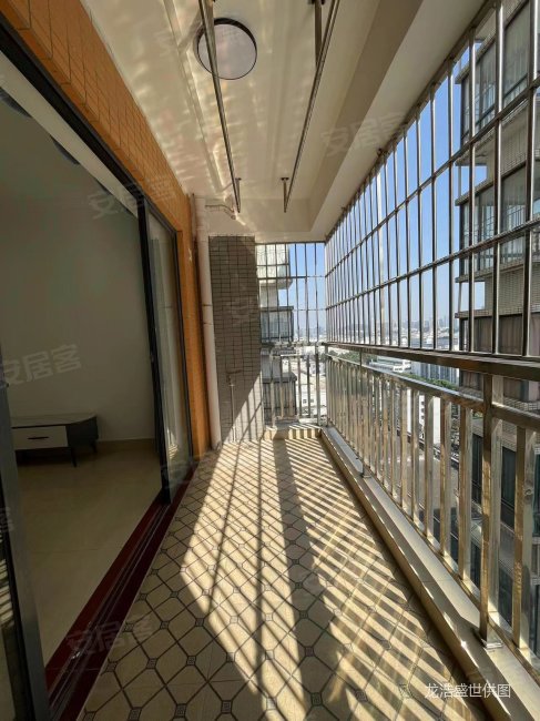 龙华清湖地铁口 宝华大厦 精装大三房