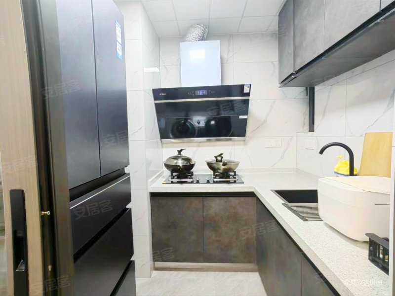 蓝光凯丽香江 去年装修业主住家有电梯 出行方便 满五商品住宅