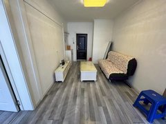 银龙家园3楼两室精装修设施齐全，拎包入住每月900元