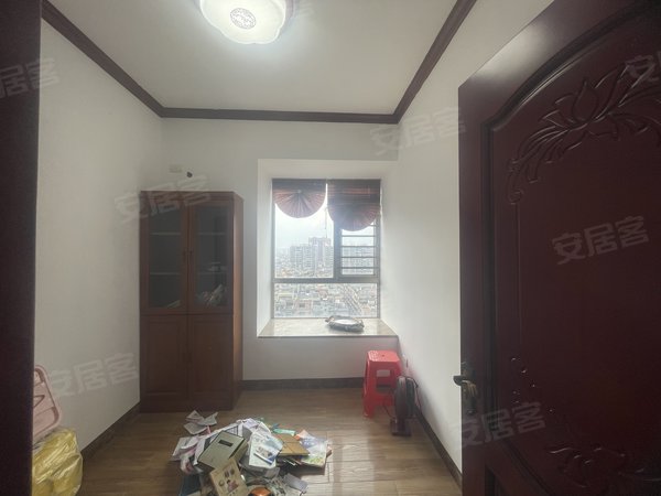 梧州苍梧苍梧城区时代花园城急租 时代花园 精装四房 家电齐全 1800元拎包入住出租房源真实图片