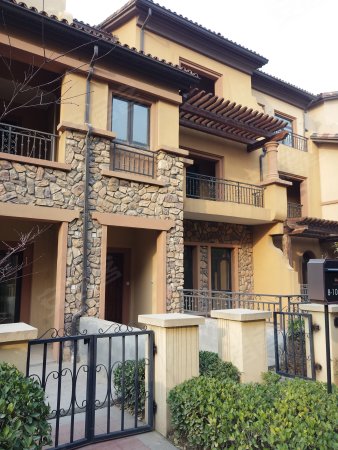 西咸新区 巴塞阳光 联排中户 小区中心位置 带车位一个