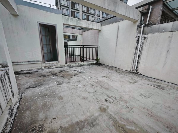 带独立院子带大露台 停车方便 万和公馆