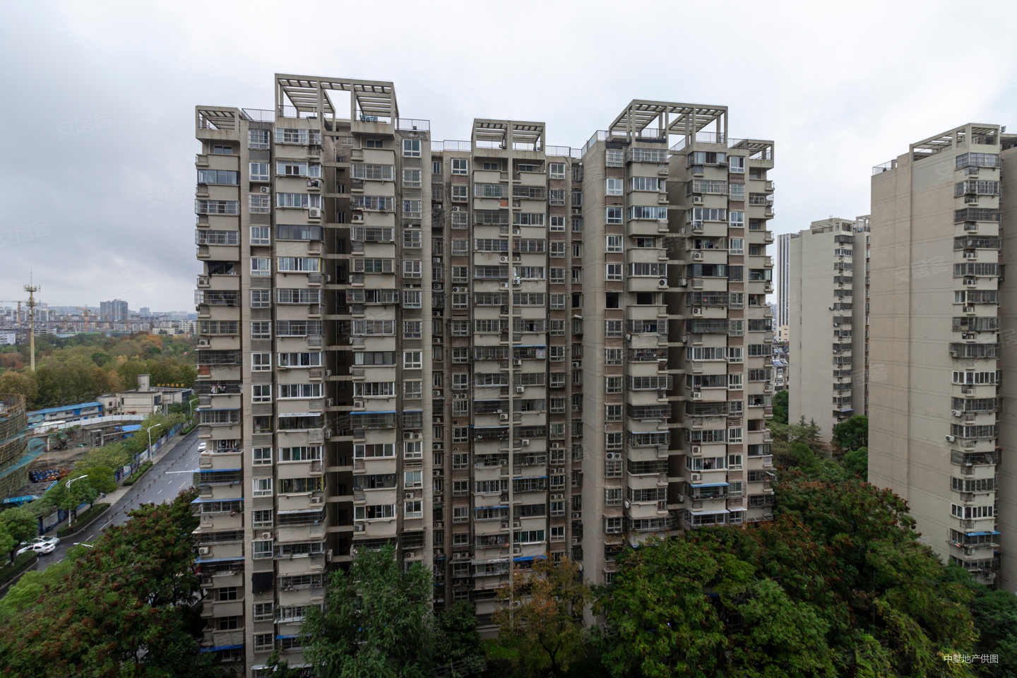 花冲公园旁次新小区均价1万1南北通透边户看房请带墨镜