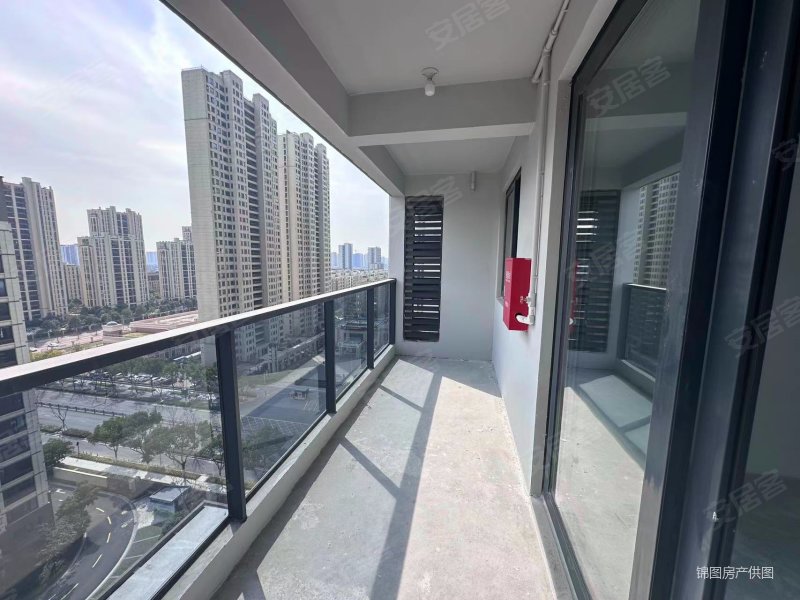 佳源四季华庭亏30万急售房东急售置换三开间朝南次新房