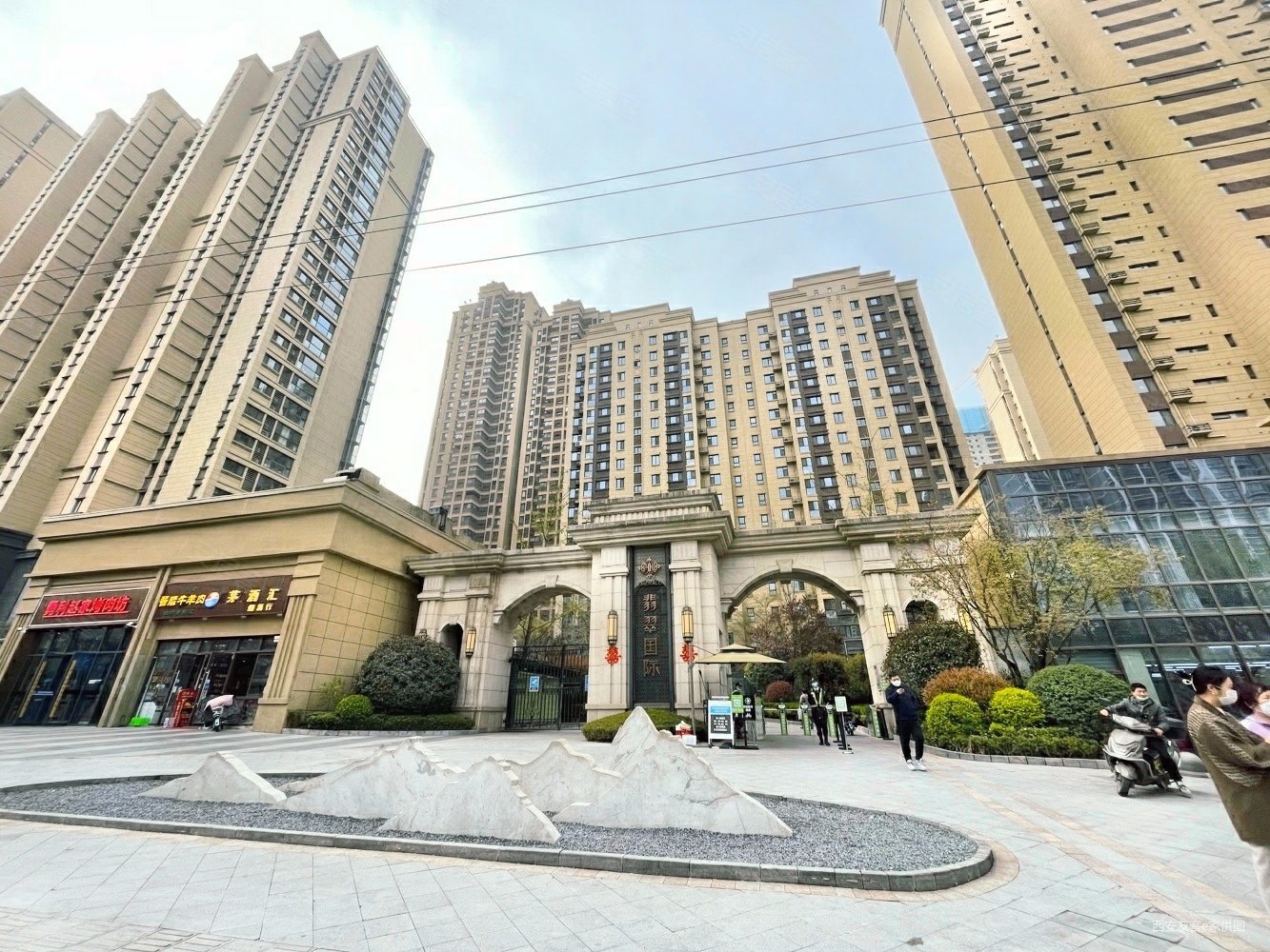 地铁口品质小区万科翡翠国际精装三居全新装修未入住诚心出售