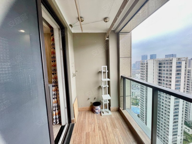 钱江世纪城飞虹路地铁口金色江南夹边套3房2卫满二