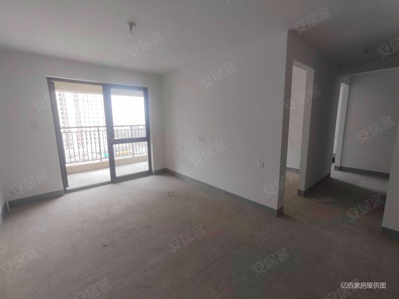 新华东街东城人家旁融创云湖府 大落地窗 户型方正