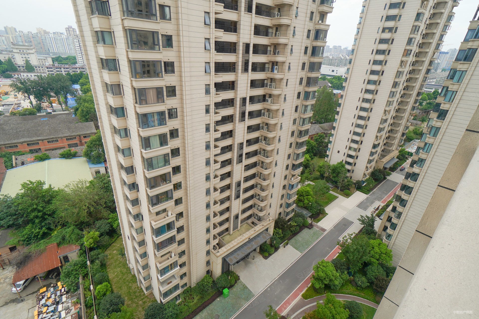 蓝光半岛公馆4室2厅2卫155.15㎡南360万
