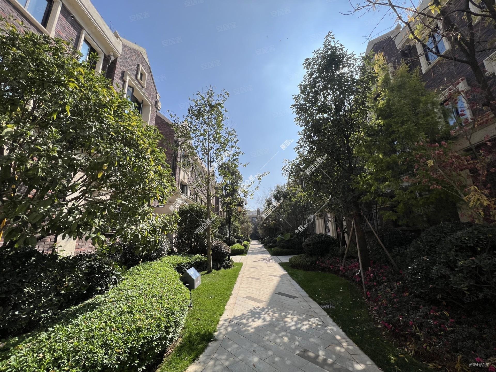 俊发滇池one16组团伊顿庄园4室2厅3卫285㎡东南580万