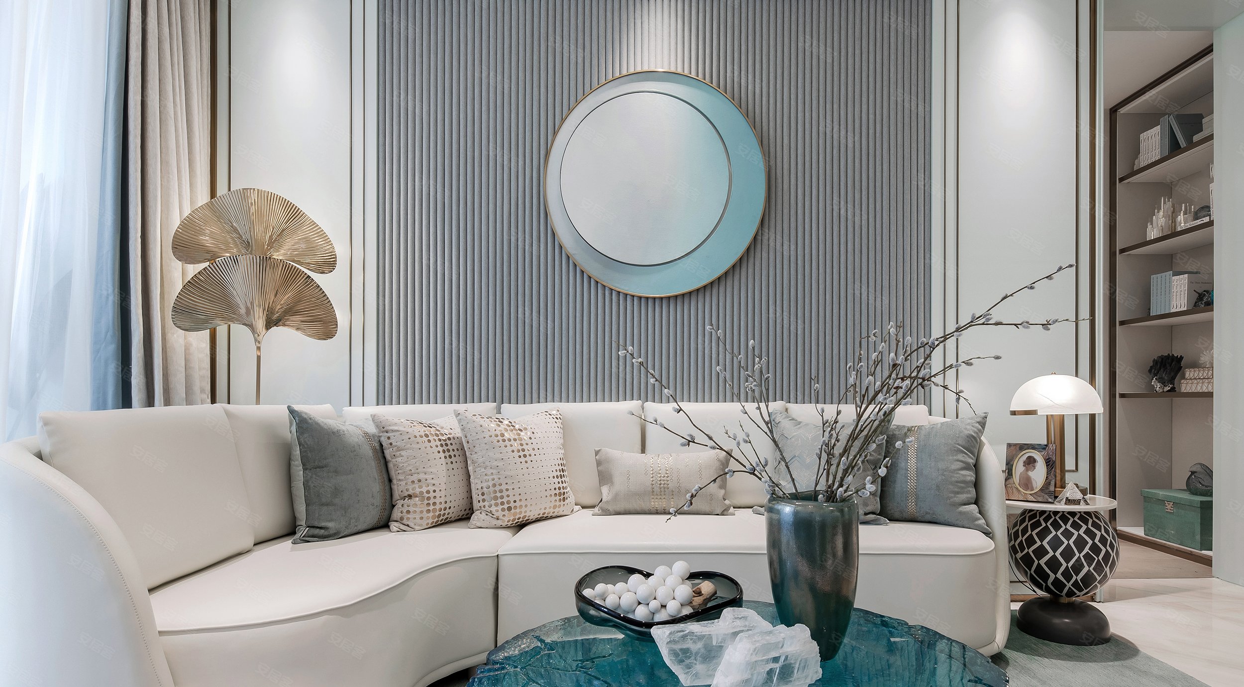 从玄关转入客厅,浪漫感,幸福感扑面而来,灰白底色的柔和调性,被蒂芙尼