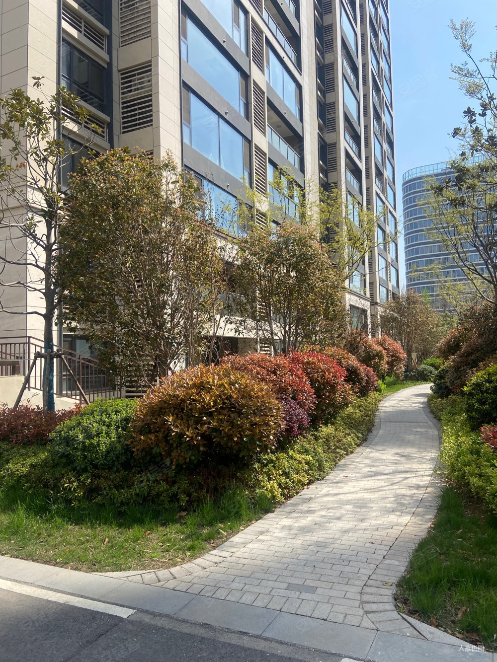 地铁口,一中旁,大四室,采光通风好,房东诚意出售有钥匙可看房,绿地商