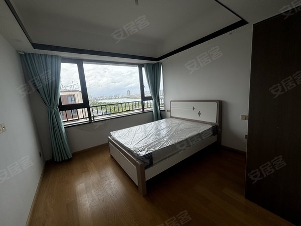 绍兴越城城北宝能凤林府宝能凤林府精装湖景房 带家具 四室两厅 房东