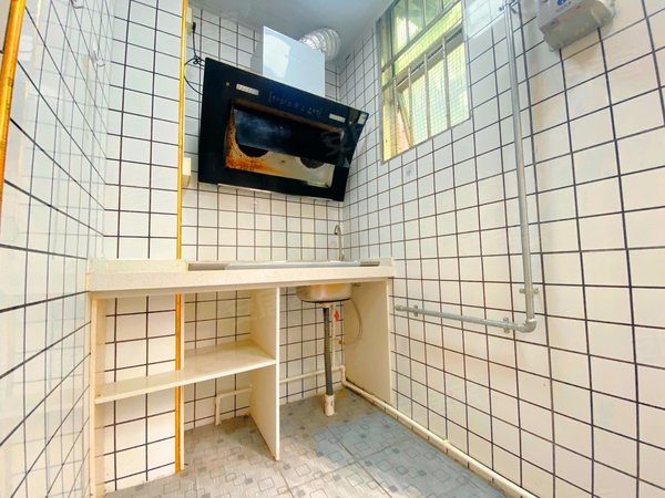 深圳龙华油松恒泰小区天汇大厦 水斗富豪水斗新围 油富商城 精装阳台