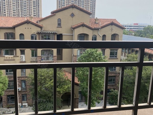 苏州常熟东南开发区三一荣域东南职校对面,三一荣誉,精装三房,家具