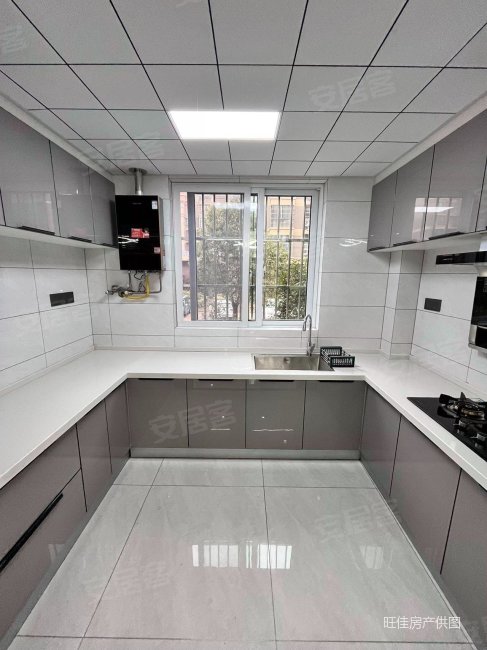 金帝花苑多层1楼108平方3室2厅1卫精装修58万