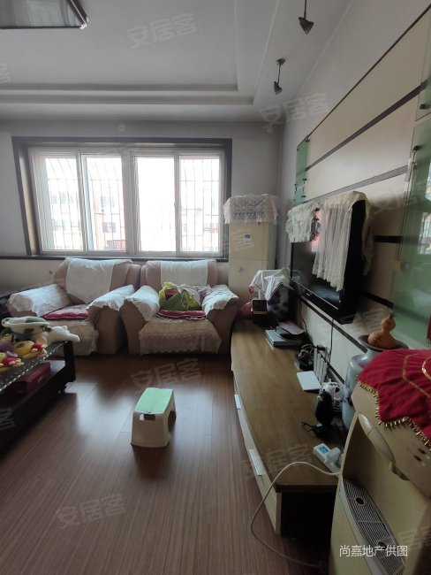 兴华小区三楼100平带大车库房本满五年