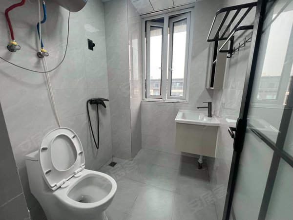 海宁斜桥镇斜桥融信澜庭斜桥地铁口，融信澜庭精装一室，燃气烧饭1米8大床，家电齐全。出租房源真实图片