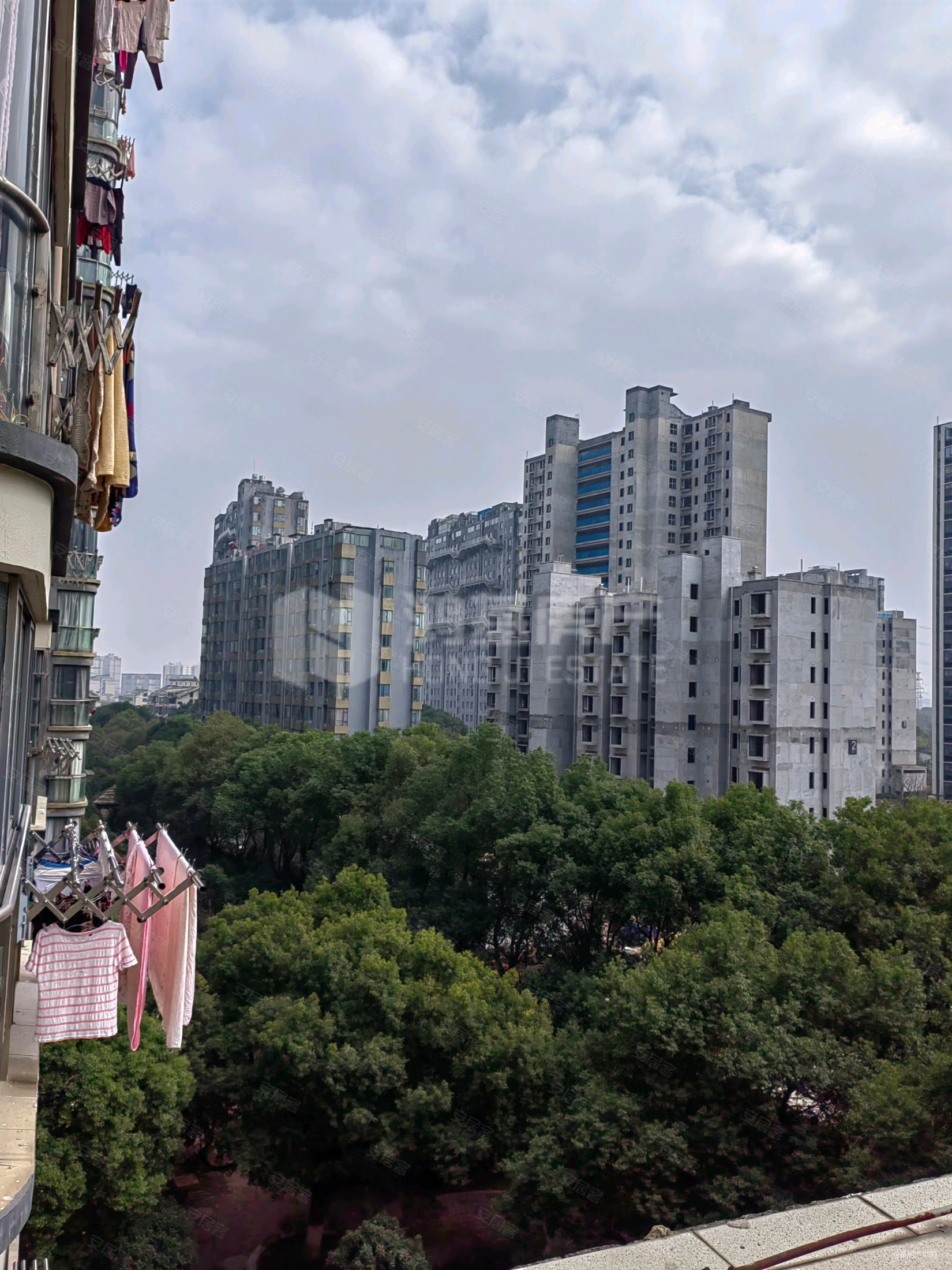 金桂花园小区3室2厅2卫143.94㎡南北80万