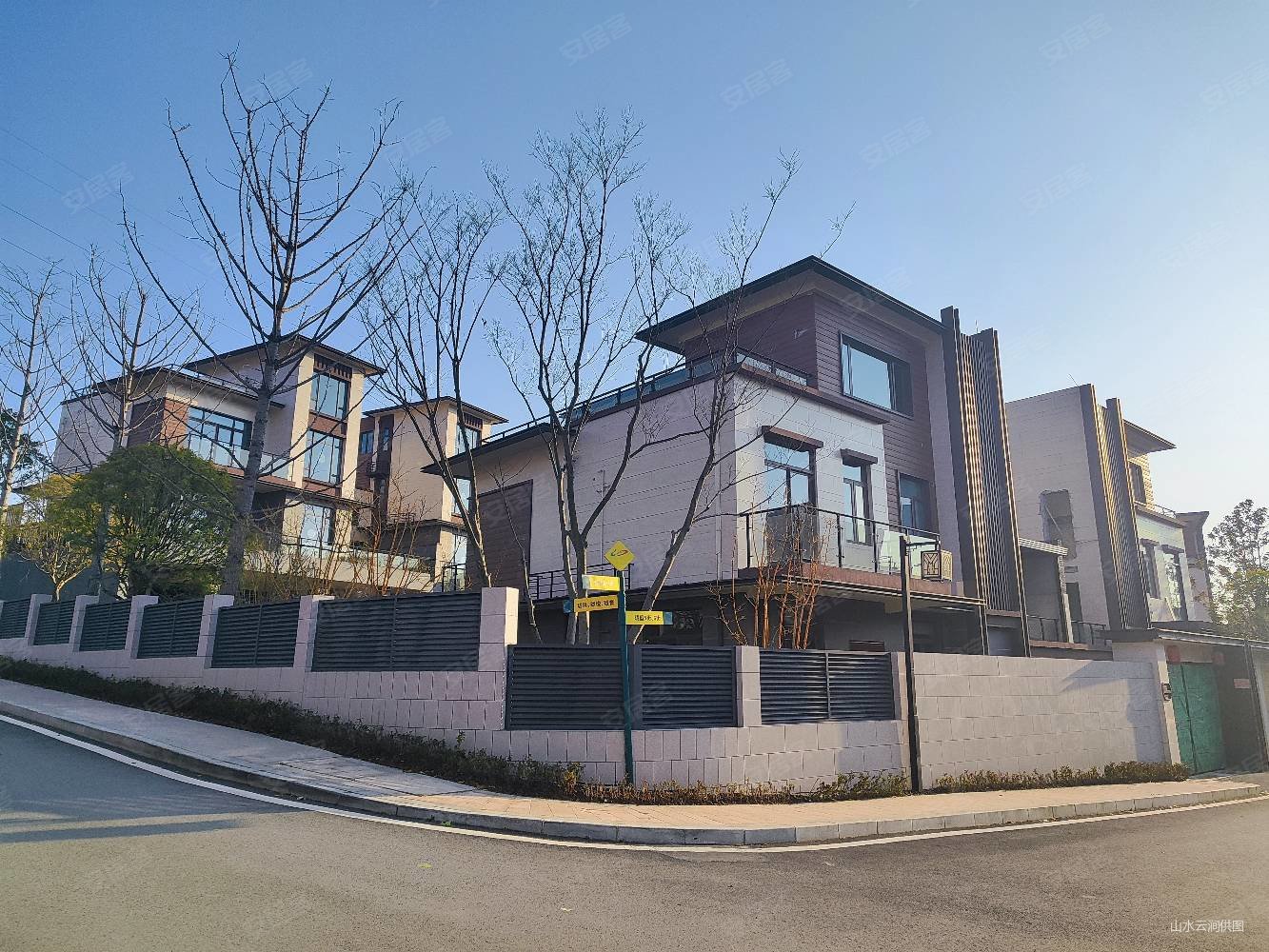 碧桂园龙城府5室3厅5卫193㎡南240万