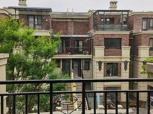 青岛城阳高新区世茂公园美地3号院世茂公园美地3号院 4室2厅1卫出租